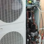 ¿Cómo se asemeja una bomba de calor a un sistema de refrigeración?