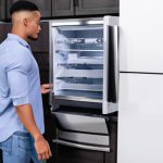 Un Refrigerador Una Camisa Un Coche Nuevo