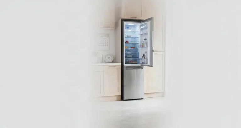 Vida útil de un refrigerador: refrigerador moderno de dos puertas en una cocina luminosa que ilustra cuántos años dura el equipo y cuándo conviene cambiarlo